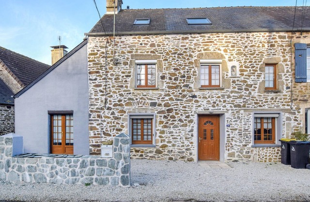 Nice home in Quettehou with kitchen