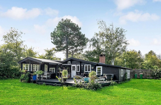 Nice home in Tisvildeleje with kitchen