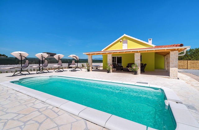 Nice home in Zemunik Donji with WiFi
