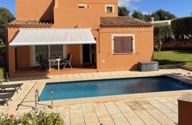 Nice house for 6 people, wonderful garden, pool, terrace with barbecue