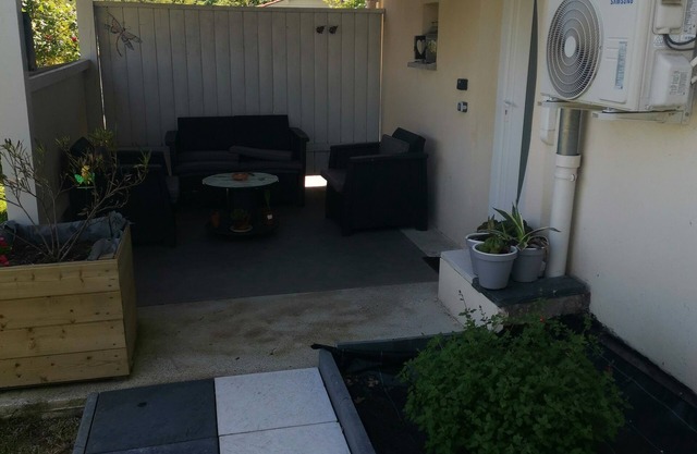 Nice studio fully furnished, refurbished 15 min from Lyon