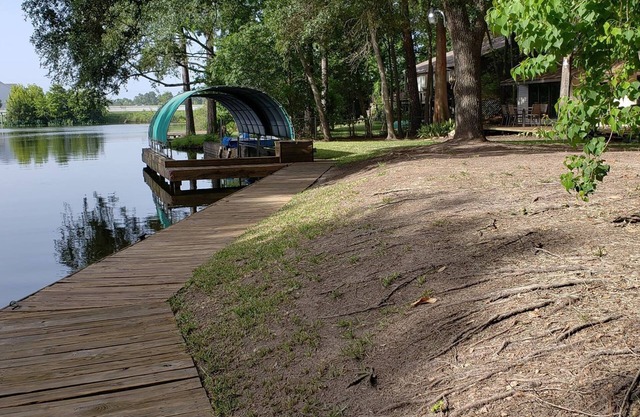 Nice Waterfront 3,000 sq ft house great for fishing! Very Convenient location!