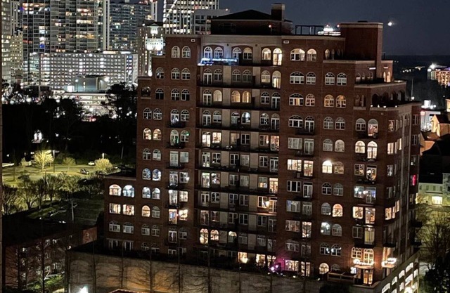Nice1 bedroom,1 bath in High rise building with office space