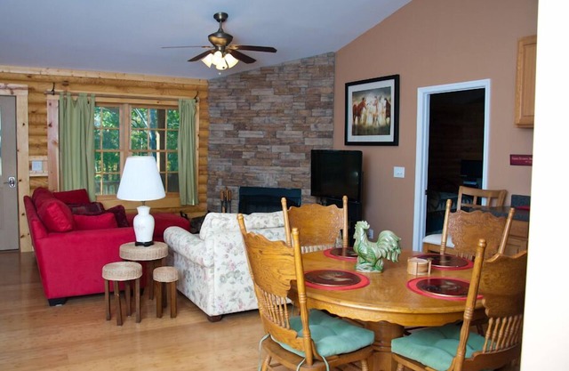 Nicely Appointed Cabin in Scenic Setting. Family-friendly, Romantic Too!