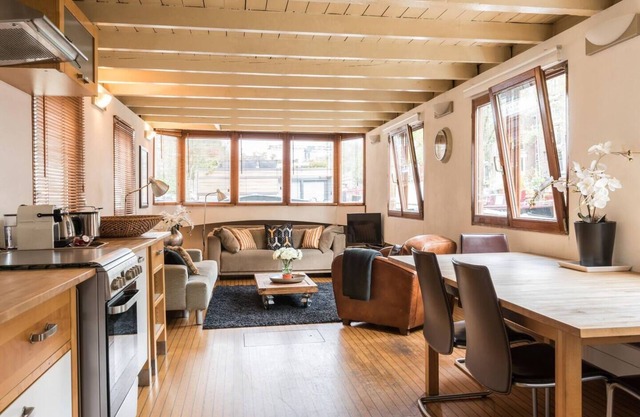 Nicely decorated houseboat-apartment at the canal district in the historic old centre of Amsterdam.