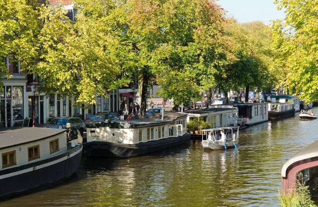 Nicely renovated houseboat located at the Canal belt in the historic centre.