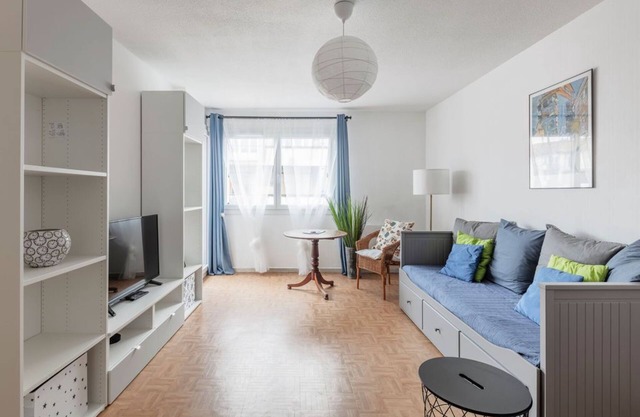 Nicolas III: 2 bedrooms, parking, balcony, comfortable and quiet