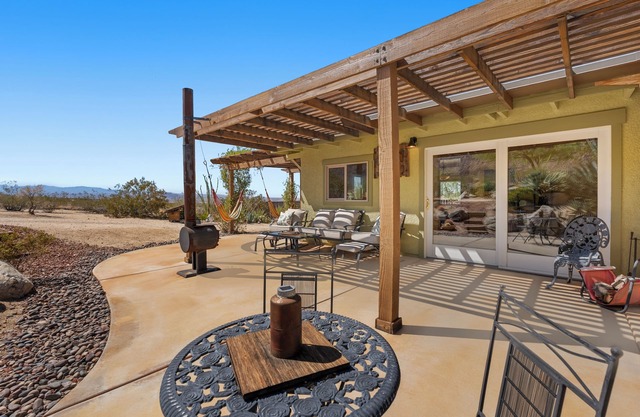 Night Sky ✫ 10 Private Acre ✫ Sky Bed ✫ Sleeps 6 ✫ Explore 29 Palms