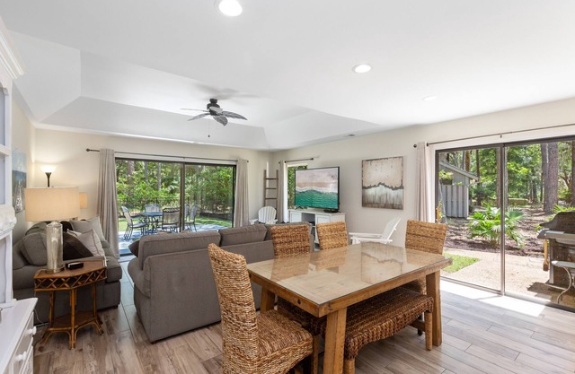 Nine Wisteria Lane-1 LEVEL Renovated Home ,Wi-Fi, FENCED, 229, 10 stars reviews