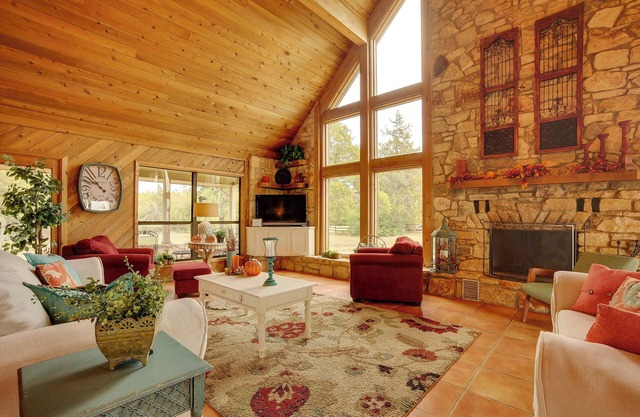 'Nini's Love' Cottage w/Deck + Fishing Pond!