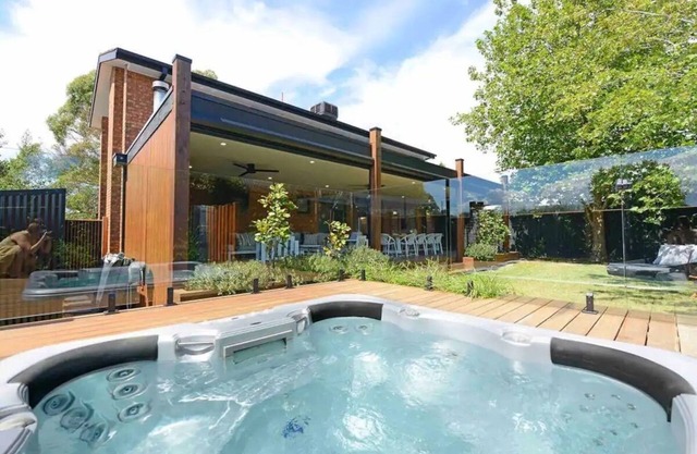 Nirvana Retreat - Large modern 4 bedroom house with large undercover area and outdoor spa