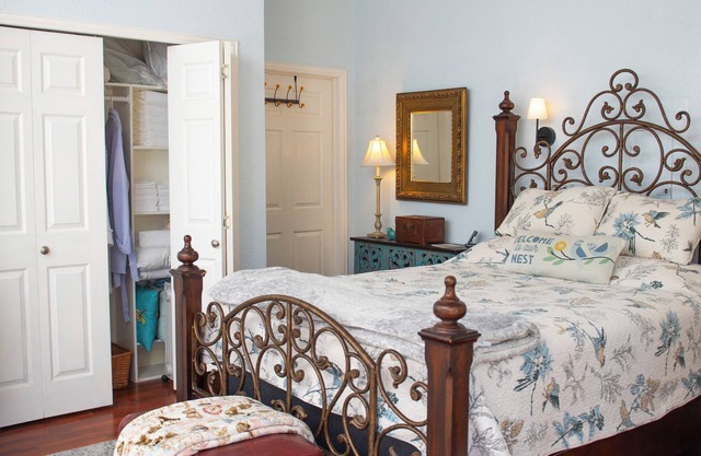 nMary’s Nest –Cozy relaxing studio. Near Lake Ray Hubbard and 30 mins to Dallas.