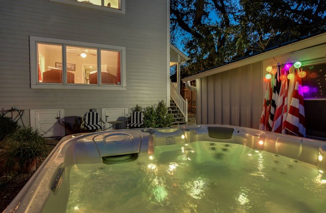 No Clean Fee! Graduations! Weddings! 2 Walk to SoCo & DT Hot Tub/Plunge pool