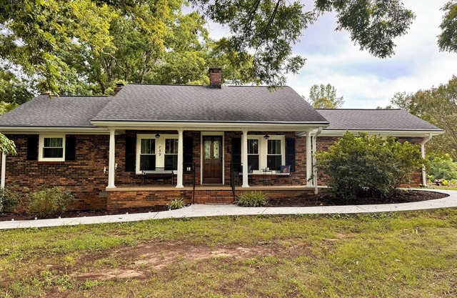 NO CLEANING FEE Century farmhouse on Lake Keowee near Clemson
