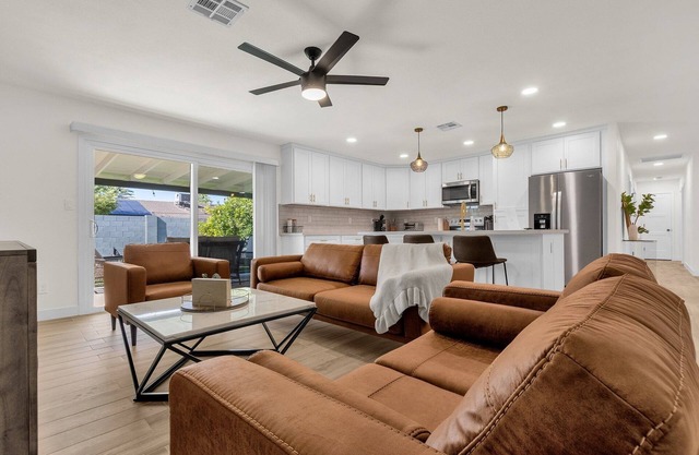 No Cleaning Fee! Complete Remodel! 4-BDR home with King bed, hot tub & golf!