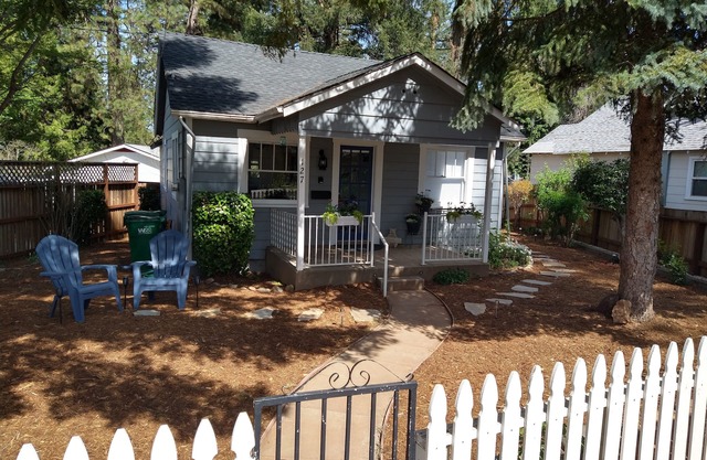 No Cleaning Fee! Whole House and Yard! Short Walk to Downtown and Fairgrounds!