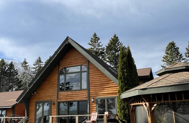 NO cleaning fees, wood provided-Majestic Log Home on shores of Lake Michigan