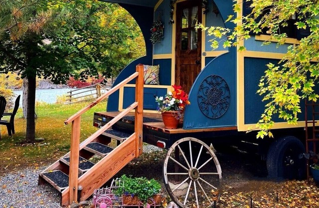 No Fees! Riverfront Blue Gypsy Wagon on Mini-Donkey Ranch!