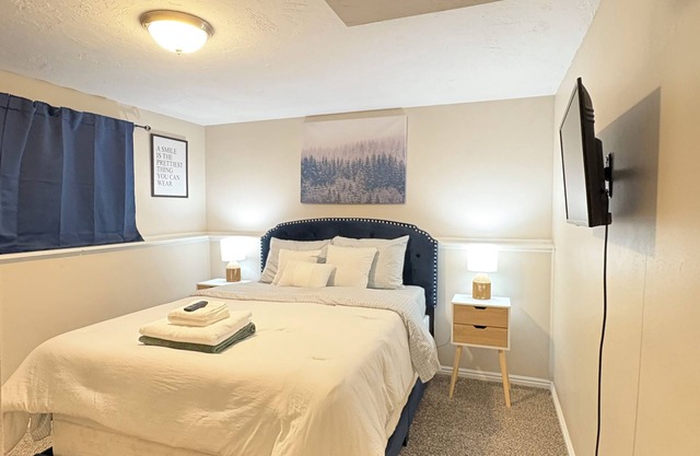 No Frills 2-bedroom Stay in Suburban West Valley City w WiFi, AC, Private Entry