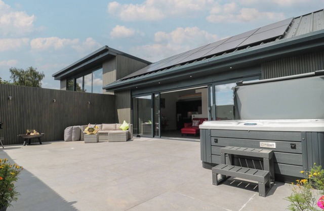 NOFLASH MALPAL, pet friendly, with hot tub in Bishop Sutton