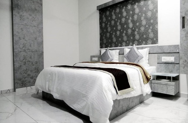 NON AC Richa Hotel Palace Vadodara