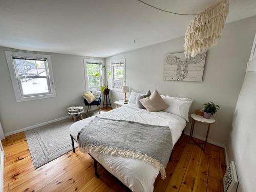 NookSide Nest 2 bedroom Upstairs suite King, Queen, Kitchenette, Parking