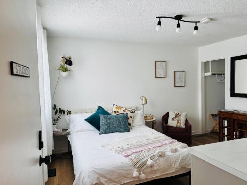 NookSide Nest Studio Queen Parking Kitchenette
