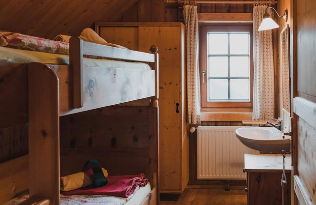 Nord - DZ mit Stockbett, Ostfenster und Almblick - Alexanderhütte