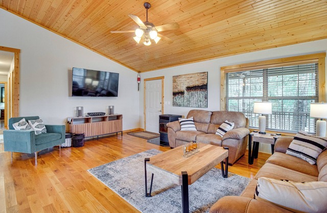 Norfork Lake Access: Cabin w/Deck & Water View!