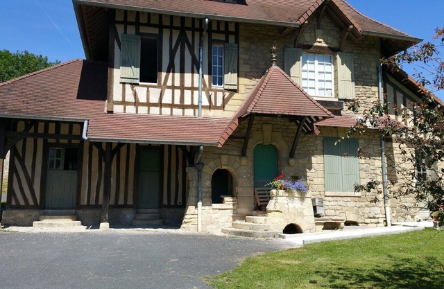 Norman house in a 20 hectare park, 30 km north-west of Paris