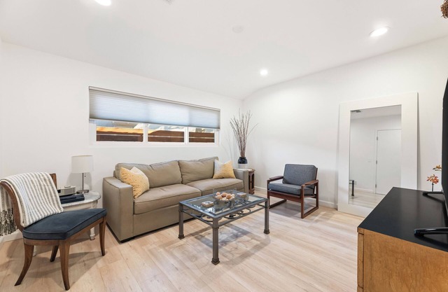 North Hills Private Guest Cottage, Laundry, Wi-Fi, Kitchen. Pets welcome