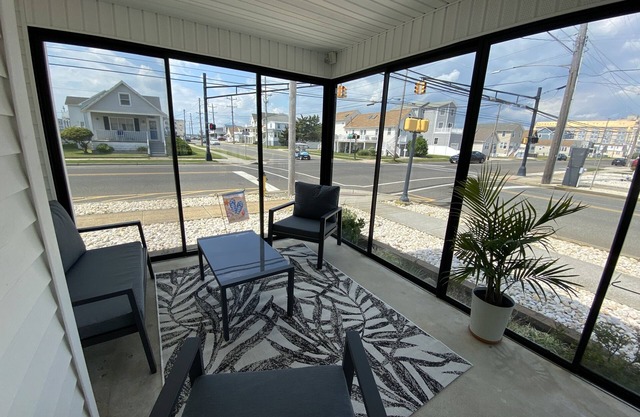 North Wildwood single family house with deck and relaxing porch!