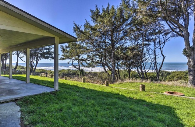 Northern California Home, Steps to Pelican Beach!