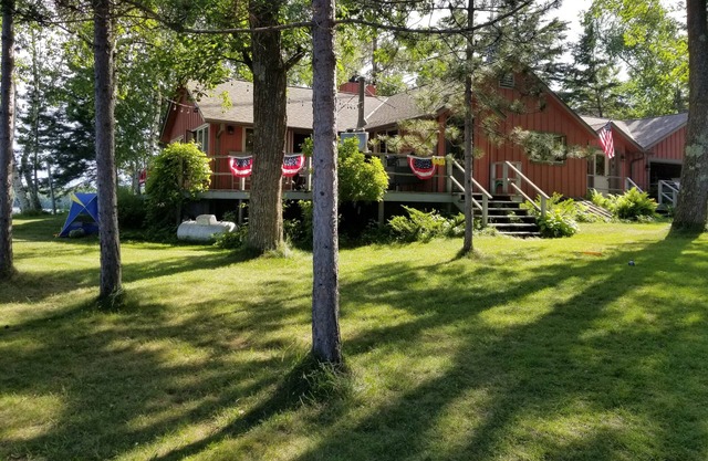 Northwoods Retreat on Bad Medicine: Prime swimming, watersports and snowmobiling
