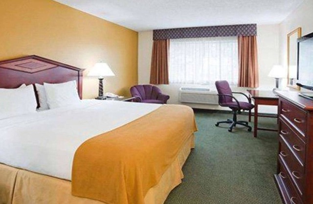 Norwood Inn Eagan - 1 King Suite with Spa Bath Oversized Non Smoking