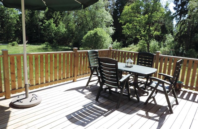 Not far from Lake Tannsjö, this country house is surrounded by forest.