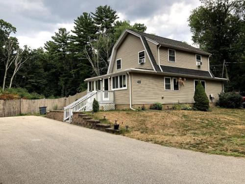 Nothing Fancy Older Pet Friendly Home near I 95