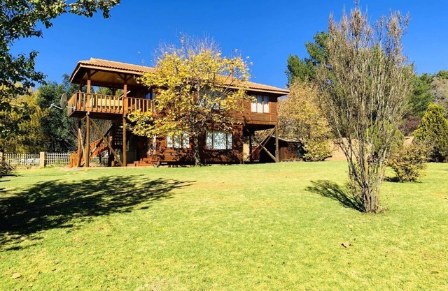 Nougat Cabin. Luxury log cabin within walking distance of shops and restaurants.