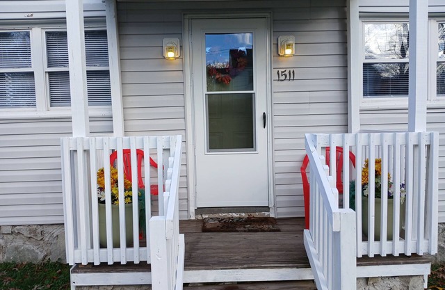 nPROMO 10% WEEKLY/20% MONTHLY Pet Friendly, Home, private fenced yard.