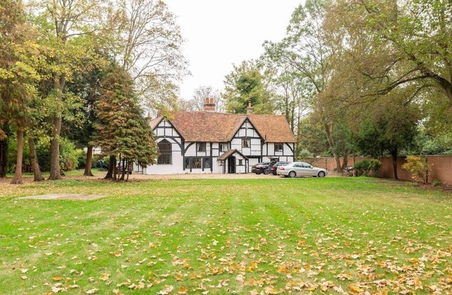 Nr Windsor- Unique Cottage Stay for upto 14 guests