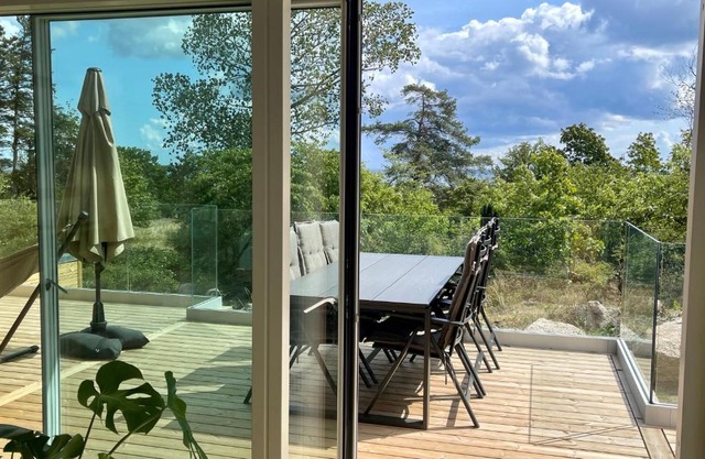 Nybygget hus i Svaneke tæt på klipper, skov og hav