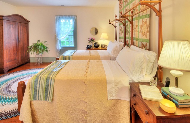 Oak Grove B&B second-floor suite with two rooms no pets