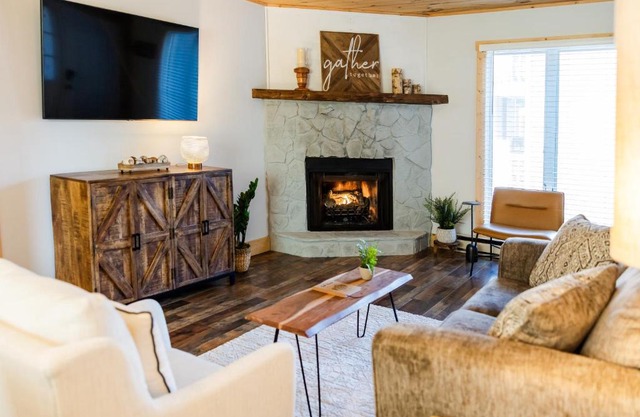 Oak Haven Condo - Downtown Blowing Rock Fully Stocked with 2 King Beds