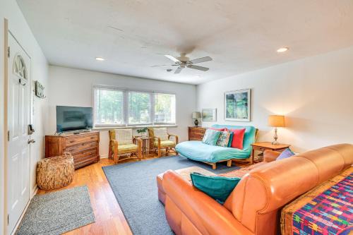 Oak Island Cottage Minutes to Long Beach!