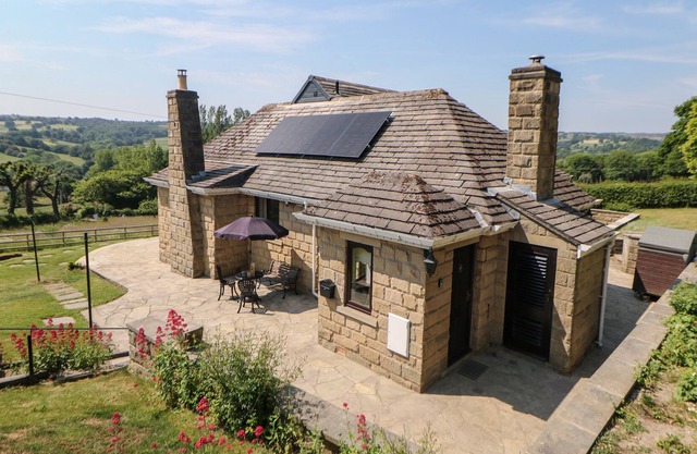 OAK LEA, family friendly, character holiday cottage in Dronfield