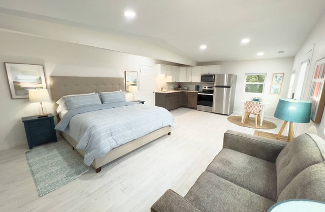 Oak Tree Oasis Guesthouse w/Private Heated Pool