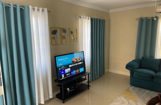 Oasis@Lindsay: Centrally Located Kingston 2 bed Apt
