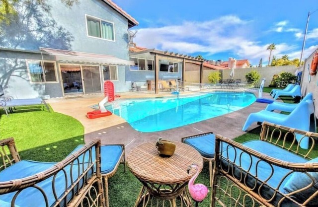 Oasis w/Opt Heated Pool & Billiards- Mins to Strip
