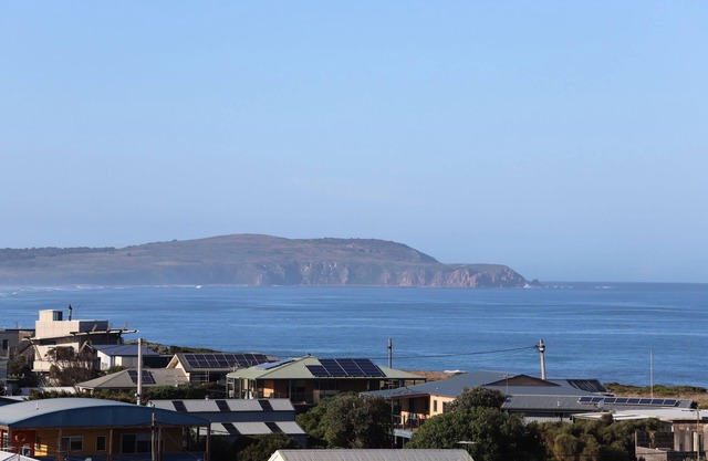 Ocean 2 Bay Views Beach House - with free Wi-Fi
