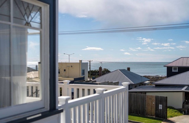 Ocean Breeze - Modern Comfort with Outdoor Entertaining and Ocean Views